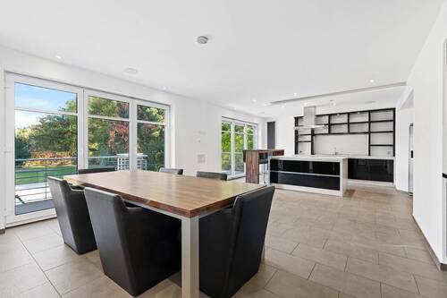 Große Wohnküche mit Fußbodenheizung und Zugang zur Terrasse - 