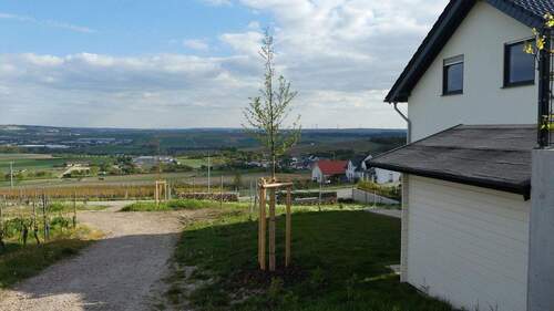 seitlicher Garten mit Ausblick - Exklusive Doppelhaushälfte in Essenheim - Wohnen auf höchstem Niveau mit Weitblick ELW möglich