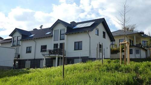 Süd Hausansicht - 7 Zimmer Doppelhaushälfte zur Miete in Essenheim