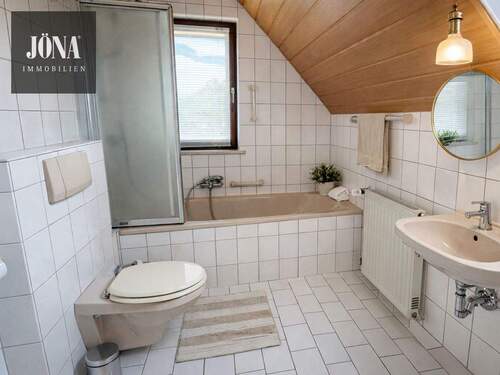 Bad mit Badwanne Obergeschoss - 