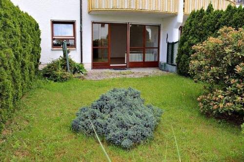 Garten mit Terrasse - helle 2-Raum-Wohnung im EG mit Terrasse, kleinem Garten, saniertes Bad mit Dusche und Tiefgaragenstellplatz