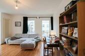 Wohnbereich und Balkon rechts - 2 Zimmer Etagenwohnung zum Kaufen in Berlin