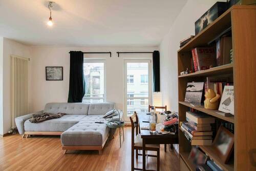 Wohnbereich und Balkon rechts - 2 Zimmer Etagenwohnung zum Kaufen in Berlin