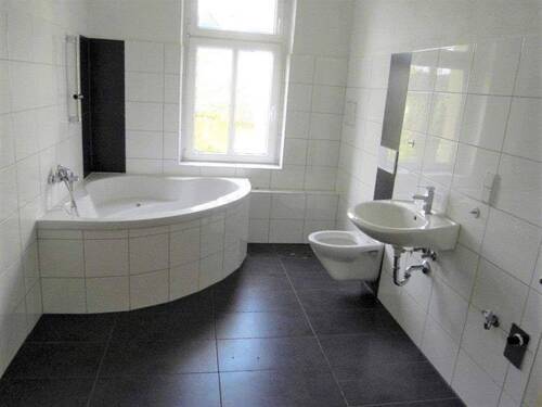 Bad - ***Hergeschaut*** Dachgeschoss mit schickem Tageslichtbad, Eckbadewanne und kleiner Dachterrasse