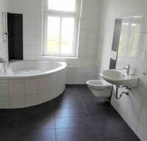 ***Hergeschaut*** Dachgeschoss mit schickem Tageslichtbad, Eckbadewanne und kleiner Dachterrasse - Chemnitz Zentrum