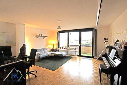 Wohnzimmer - Hochwertige 3 Zi. Whg. mit Loggia, Garage und 2 Stellplätzen in Puchheim wartet auf neue Bewohner!