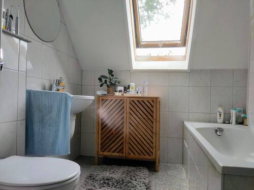 Bad - Charmante 2 12-Zimmer-Wohnung - 620,00&nbsp;EUR Kaltmiete, ca.&nbsp; 50,00&nbsp;m&sup2;&nbsp;Wohnfl&auml;che