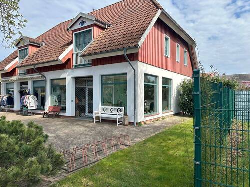 Haus seitlich von rechts Straßensicht.jpeg - Schönes Wohn- und Geschäftshaus in zentraler Lage im Ostseebad Prerow
