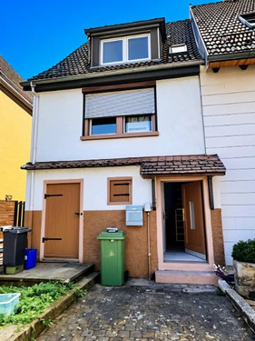 1 Front links Kellereingang- - Ferienhaus - Neckartal kurz vor HD - kleines Häuschen für ein Päarchen - Heim zum Wolhlfühlen!