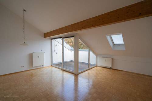 Wohnzimmer - Etagenwohnung mit 100,60 m² in Sauerlach zum Kaufen