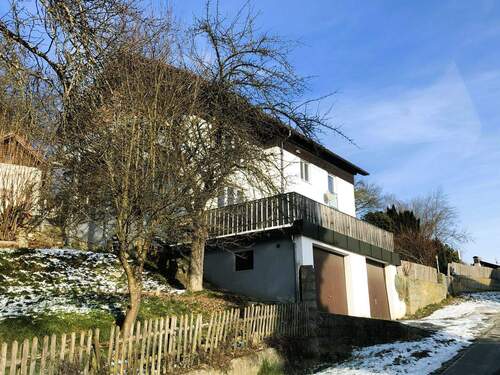 Sicht von der Straße.jpg - Nähe Passau: Grundstück in exponierter Lage (Südhang) mit Altbestand