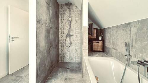 modernes Badezimmer mit Dusche und Wanne - 