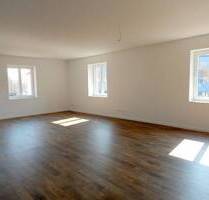 Hochwertige 2 ZKB mit PKW-Stellplatz in Zentrum von Losheim zu vermieten! - Losheim am See