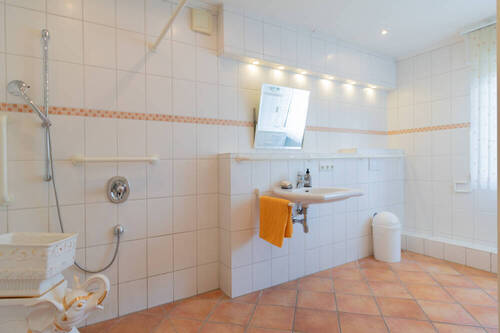 Bad mit bodentiefer Dusche - 