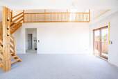 Wohnzimmer - Provisionsfrei! Bezugsfreie 3-Zimmer-Wohnung mit sonnigem Südostbalkon & Galerie n Heroldsberg