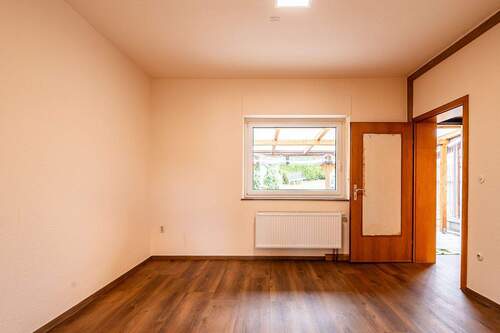 18336 Wohnzimmer - Mehrfamilienhaus, Wohnhaus mit 66,00 m&sup2; in Gönnersdorf zum Kaufen