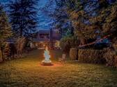 Gebäudeansicht Garten Nachtansicht mit Feuerschale - 