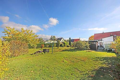 Blick auf Haus und Grundstück - 