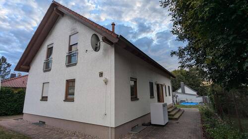 Bild 1 - Tolles Zweifamilienhaus von OKAL mit Pool, großem Garten und flexibler Nutzung