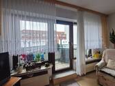Wohnzimmer mit Zugang zum Balkon - 3 Zimmer Etagenwohnung in Leipzig