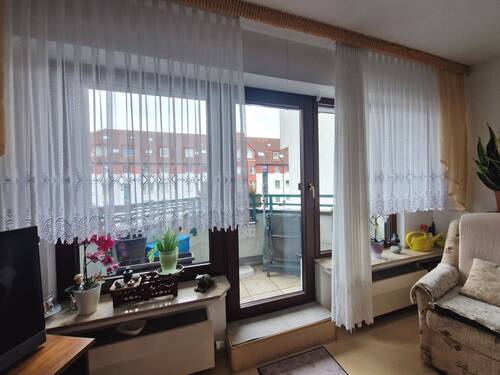 Wohnzimmer mit Zugang zum Balkon - 3 Zimmer Etagenwohnung in Leipzig