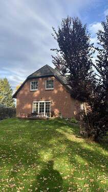 Hausansicht vorne - Traumhaftes Einfamilienhaus im Grünen