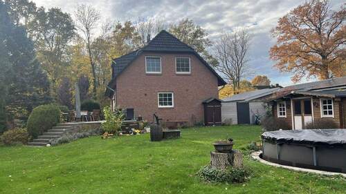 Garten mit Hausansicht hinten - 