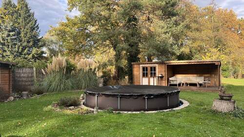 Pool, Barhäuschen und Lounge - 