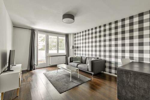 Wohnbereich mit Zugang zur Loggia - 2 Zimmer Etagenwohnung zum Kaufen in Berlin / Mitte