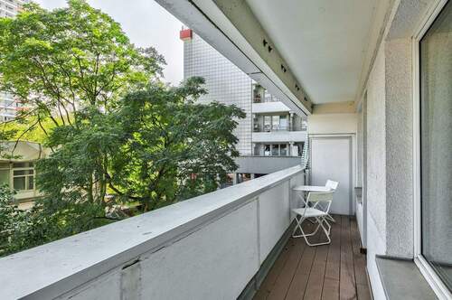 Geräumige Loggia mit Ostausrichtung - 2 Zimmer Etagenwohnung in Berlin / Mitte