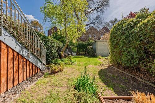 Gepflegter Gartenbereich mit viel Grün und zusätzlichem Stauraum - 