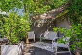 Charmante Terrassenecke mit Sonnensegel und geschützter Atmosphäre - 