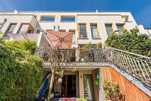 Direkter Zugang von Garten zur Terrasse über eine Außentreppe - 