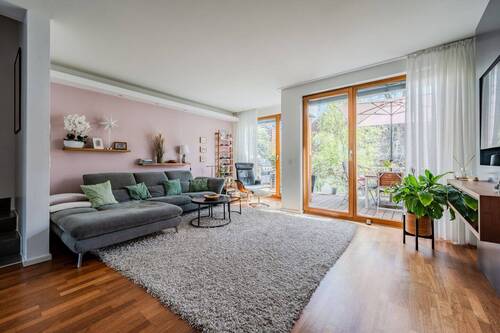 Großzügiges Wohnzimmer mit bodentiefen Fenstern und direktem Zugang zum Außenbereich - 