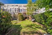 Großzügiger Garten mit direkter Verbindung zur unteren Terrasse - Stilvolles Townhouse nahe Uferpromenade mit Dachterrassen und durchdachtem Grundriss
