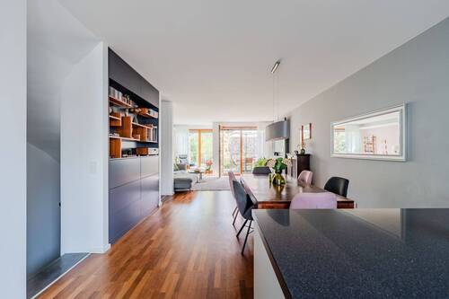 Offene Küche mit viel Arbeitsfläche und Blick in den Wohnbereich - 