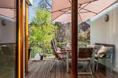 Terrasse als Erweiterung des Wohnraums mit viel Licht und Offenheit - 