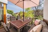 Terrasse mit angenehmer Privatsphäre und direktem Zugang vom Wohnbereich - 