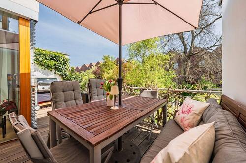 Terrasse mit angenehmer Privatsphäre und direktem Zugang vom Wohnbereich - 