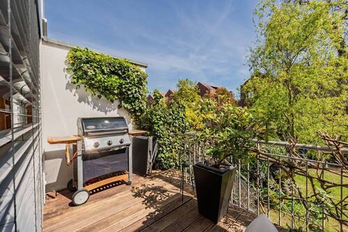 Balkonterrasse mit Platz für Grill und entspannte Stunden - 