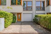Moderne Fassade mit großzügigen Fensterflächen - 7 Zimmer Reihenmittelhaus zum Kaufen in Berlin