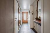 Klar geschnittener Flur mit Blick zum Hauseingang - Reihenmittelhaus mit 199,20 m&sup2; in Berlin zum Kaufen
