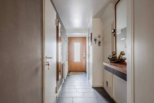 Klar geschnittener Flur mit Blick zum Hauseingang - Reihenmittelhaus mit 199,20 m&sup2; in Berlin zum Kaufen