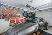 Komfortable Garage mit direktem Hauszugang und Platz für Fahrzeug und Zubehör - 