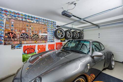 Komfortable Garage mit direktem Hauszugang und Platz für Fahrzeug und Zubehör - 