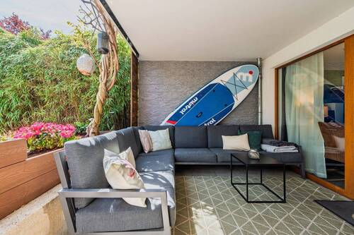 Überdachte Terrasse mit gemütlicher Lounge und geschütztem Außenbereich - 