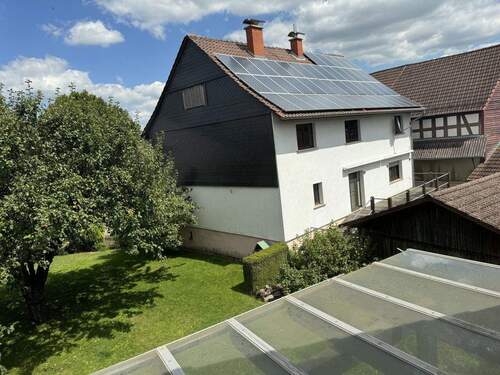 Rückansicht mit Balkon - 6 Zimmer Bauernhaus, Landhaus in Gilserberg-Moischeid