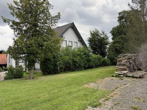 Rasenfläche neben Carport - 