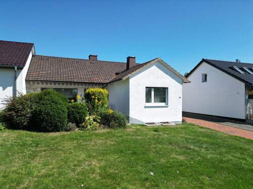 Frontansicht - Gepflegte Doppelhaushälfte mit großem Grundstück und Garten in ruhiger Wohnlage von Vellmar!