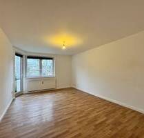 WEDEL: 4 ZIMMER MIT BALKON UND STELLPLATZ